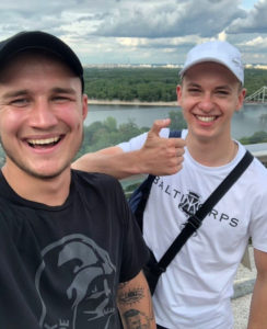  Баткин с украинским неонацистом позирует в футболке «Балтийского корпуса»