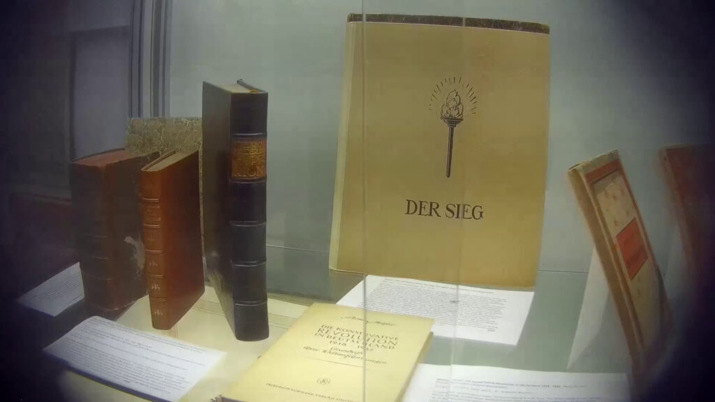 Ausgestellte Bücher am Stand des «Zeitenstrom Antiquariat» verweisen deutlich auf die Richtung der Messe nach rechtsaußen