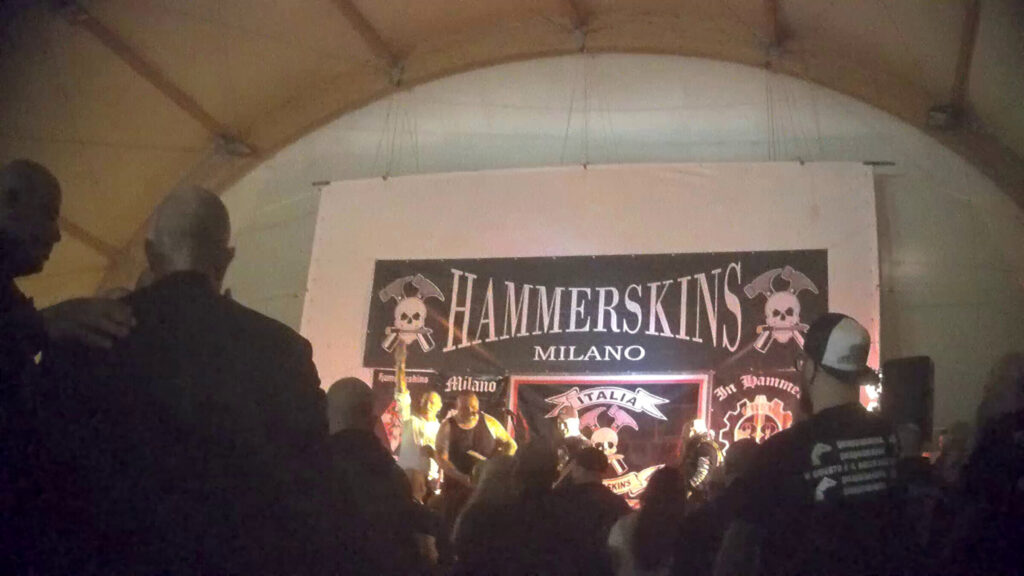 Shawn Sugg (weißes Hemd) von «Max Resist» animiert das Publikum zum Hitlergruß - Bildrechte: Exif-Recherche