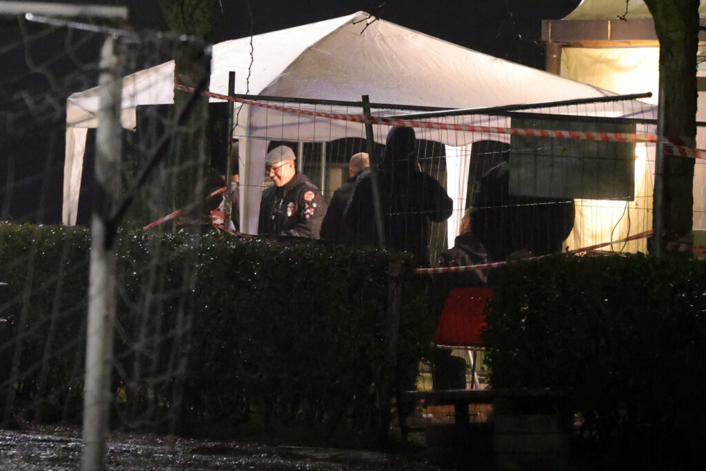 Der US-Hammerskin Travis George Miskam am Einlass des „Hammerfest“ 2025 in Italien – Bildrechte: Exif-Recherche