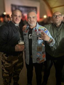Lee Francis Rocco (1.v.l.) u.a. mit José Ignacio Vega Peinado (Mitte) auf dem „Hammerfest“ 2025 in Italien – Bildrechte: Exif-Recherche