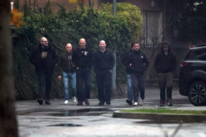 Daniel Hintze, Frank Schönleber, Andreas Enzmann, Sascha Kaminski, ein namentlich unbekannter Hammerskin und Kai Benjamin Larsen im Rahmen des EOM am Nachmittag des „Hammerfest“ 2025 in Italien – Bildrechte: Exif Recherche