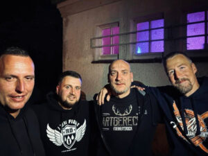 Marcel Kosch, Sebastian Schmidt, „Lars“ und Alexander Gast (v.l.n.r.), die mit «Spreegeschwader» auf dem „Hammerfest“ 2025 in Italien spielten – Screenshot Telegram