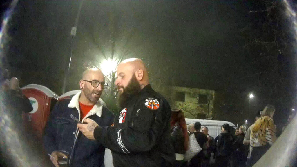 Der französische Hammerskin Gregoire Chappaz (rechts) auf dem „Hammerfest“ 2025 in Italien - Bildrechte: Exif-Recherche