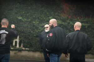 Die französischen Hammerskins David Strozza (1.v.l.) und Christophe Saccavini (2.v.l.), mit einem unbekannten Hammerskin vom Chapter «North France», sowie Yoan Voignier von der «Crew 38 North France», auf dem Weg zum EOM am Nachmittag des „Hammerfest“ 2025 in Italien – Bildrechte: Exif-Recherche