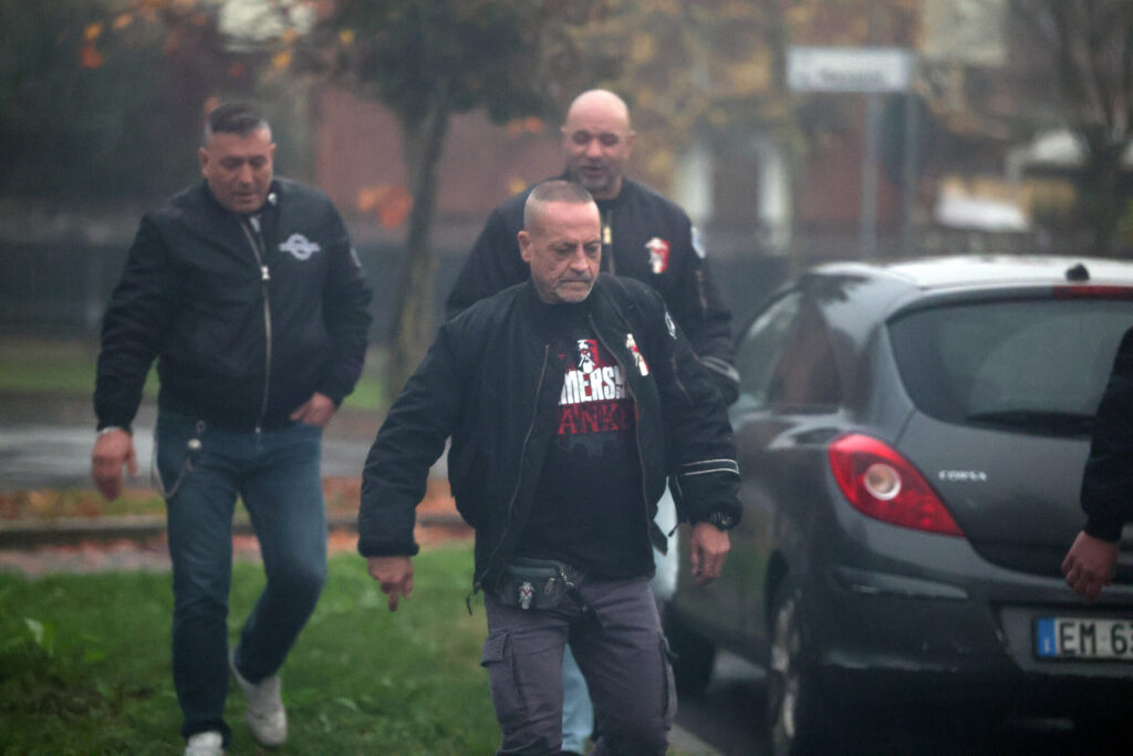 Eduardo Chapela (vorne) auf dem Weg zum EOM am Nachmittag des „Hammerfest“ 2025 in Italien – Bildrechte: Exif-Recherche