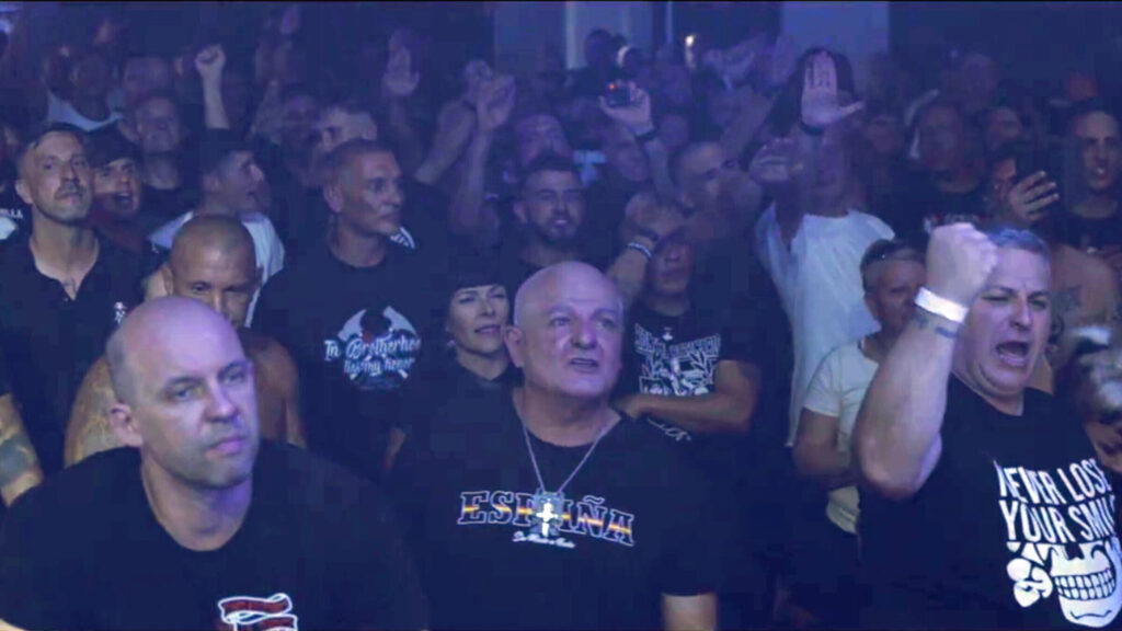Luis Carlos Barrera Toledano mit gekreuzten Hämmern auf dem Shirt und Francisco Javier Antuñano del Toro (links neben ihm) auf einem RechtsRock-Konzert im August 2025 in Spanien - Screenshot YouTube