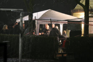 Die ungarischen Hammerskins Zoltan Papp (Vordergrund), Krisztian Szlavecz (links hinter Papp) und Imre Mészei (rechts von Papp) am Einlass des „Hammerfest“ 2025 in Italien – Bildrechte: Exif-Recherche