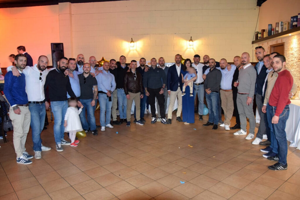 Aufstellung der IHS um 2020: Stefano Ghezzi, Sergio Ciccolella, Emanuele Bisogni, „Marco“, Guiseppe Locatelli. Alessandro Liburdi, Antonio Radaelli, Simone Simonetti, Erminio Rigamonti, Marco Garibaldi, Luca Gigliotti, Riccardo Colato, Davide Cancelli, Emanuele di Bari, Stefano del Miglio, mutmaßlich del Miglios Partnerin, Marco Coppola , Andrea Bossi, Mirko Tedesco, Vito Schirone, Pietro Caruso, Paolo Severgnini, Giacomo Pedrazzoli, der Mafiosi Domenico Bosa, Filippo Moroni und „Ciano“ (v.l.n.r.) – Screenshot Instagram