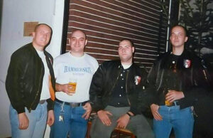 Alessandro Bettini (1.v.r.) als Teil der IHS in den 1990er Jahren, u.a. mit Fabio Passanate (2.v.r.) - Screenshot Facebook