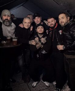 Giuseppe Locatelli, Alessandro Carapezzi, Reto Wäckerlig (oben Mitte), Davide Cancelli mit „Crossed Hammers“-Gruß, „Marco“ und einer der Musiker (v.l.n.r.) auf dem „Hammerfest“ 2005 in Italien – Screenshot Instagram